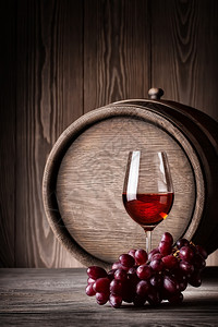 优雅红玻璃酒底有葡萄的老木桶红葡萄酒软木图片