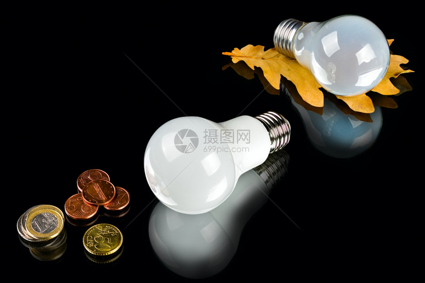 白色创新节能LED灯泡亮光和黑底硬币力量新的白色图片