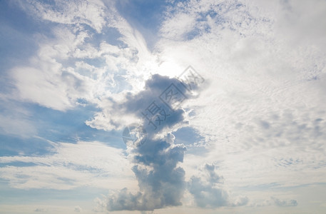 云聚集在天空中遮挡太阳的光芒云笼罩着月光景观阳蓝色的图片