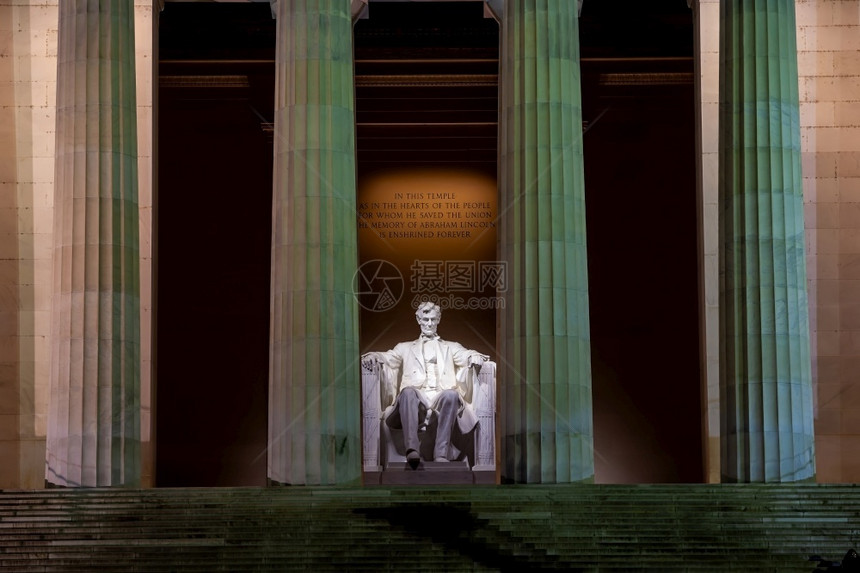 国民天际线夜间在美利坚合众国华盛顿特区的林肯纪念晚间城市景观图片