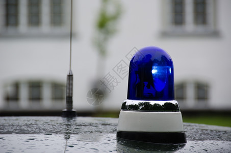 紧迫镜子警笛在丹麦的一辆旧警车上闪耀着蓝色警灯光照亮了蓝色警察图片