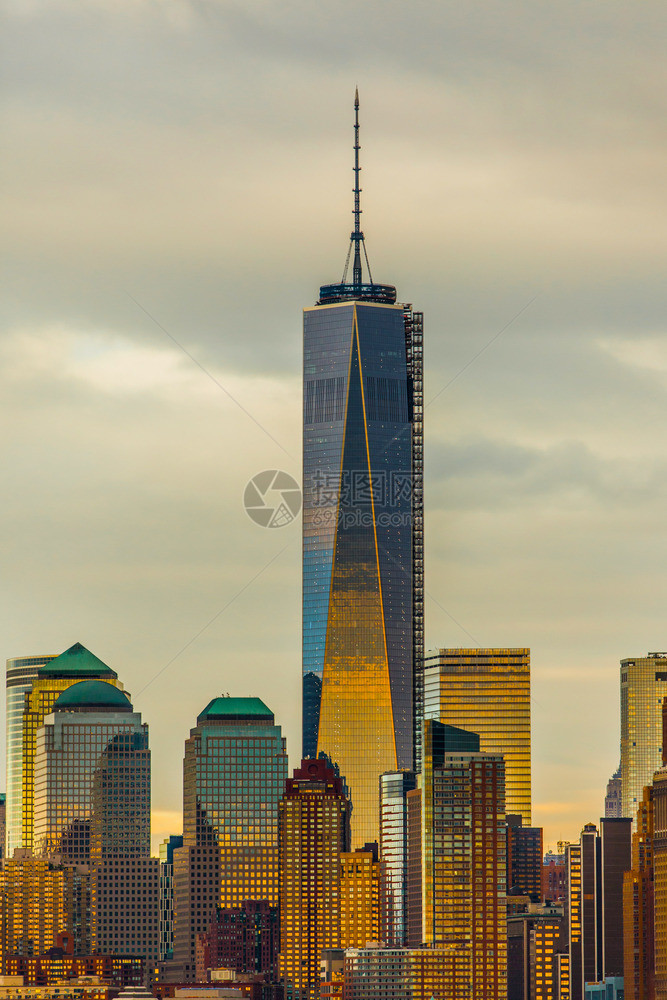 水纽约市中心的央塔台市中心大楼灯金融的图片