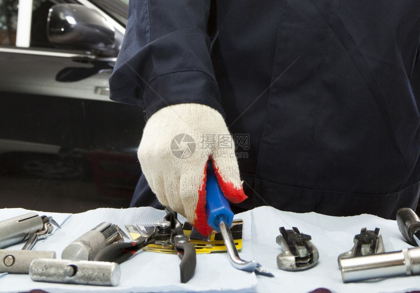 玻璃男在职的汽车修理店Real机械工图片