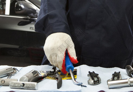 玻璃男在职的汽车修理店Real机械工图片