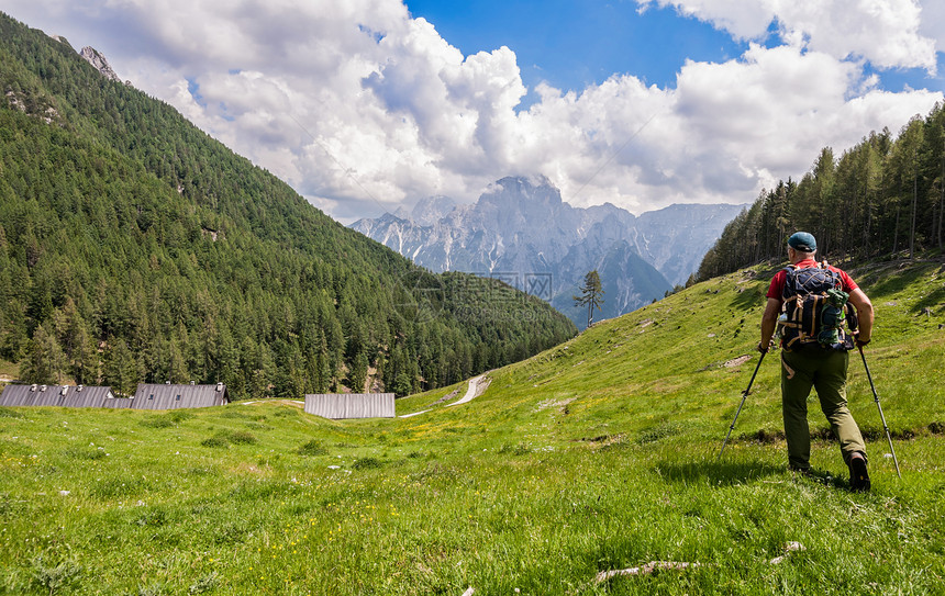 希克人走上足迹欣赏意大利阿尔卑斯山全景踪迹顶峰自由图片