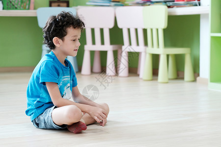 教学图书馆人们白男孩坐在幼儿园课堂上有快乐的情感学前和教育概念以及图片