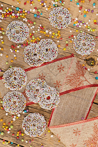 圆形的桌子彩色巧克力戒指在木桌上装饰圣诞有色图片