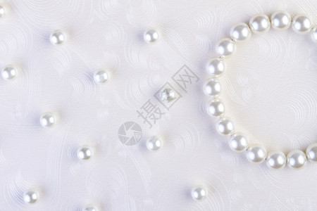 富有的天鹅绒白皮书背景的珍珠项链优雅图片