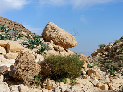 结石蓝色的环境春天在沙漠的山坡上黄岩背景图片