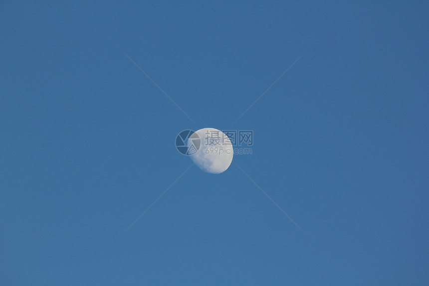 白天的月亮隆起晚上行星图片