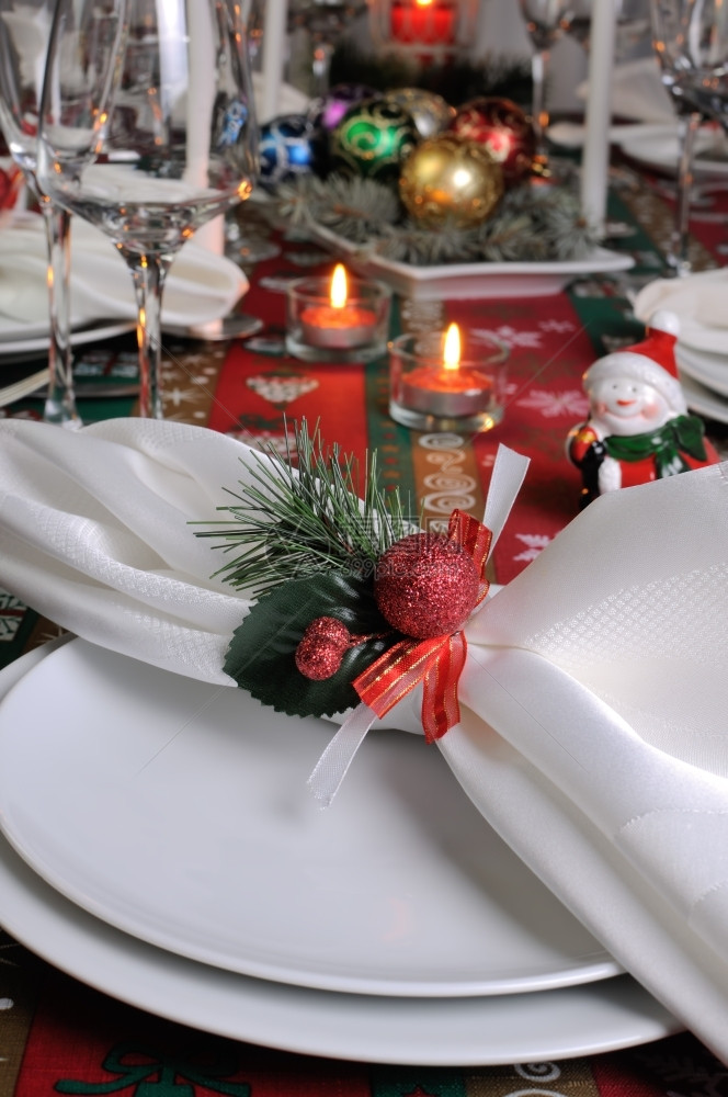 派对圣诞桌上装饰的折叠餐巾纸装饰风格云杉图片