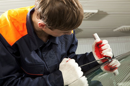 挡风玻璃真实的汽车修理店Real机械工在职的图片