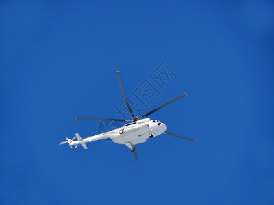 飞机米8MTV航空8MTV型直升机在蓝色天空中飞来去图片