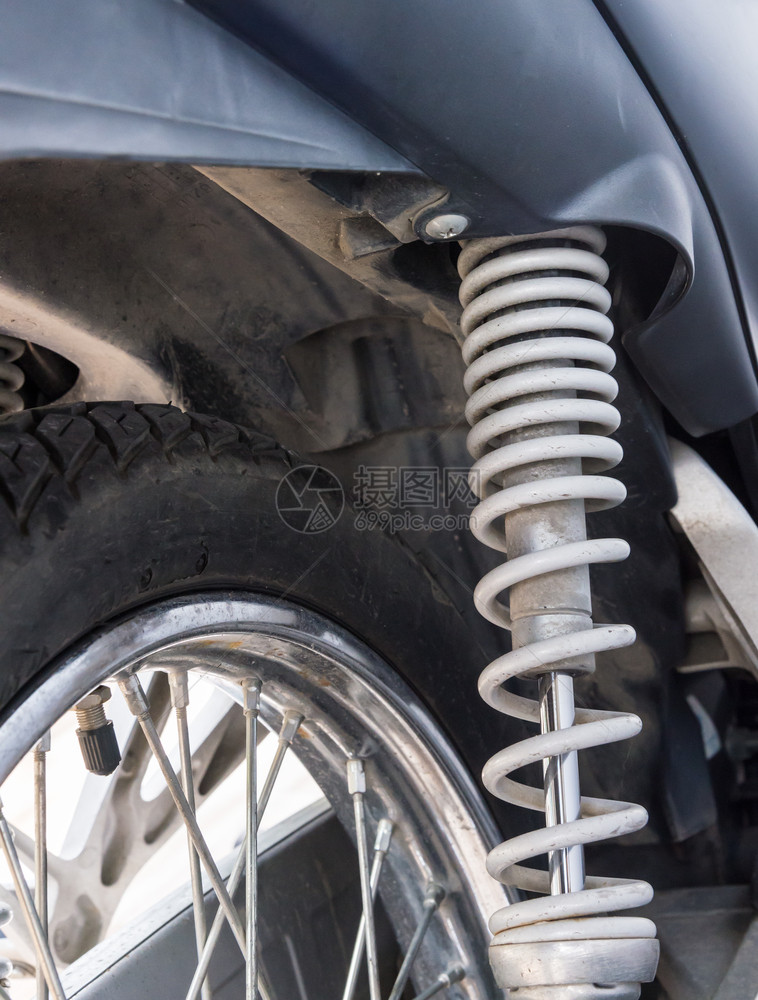 小摩托车的肮脏电休克消化器振动金属工业的图片