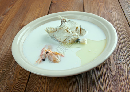 美味的汤鱼奶油加海鲜洋葱的图片
