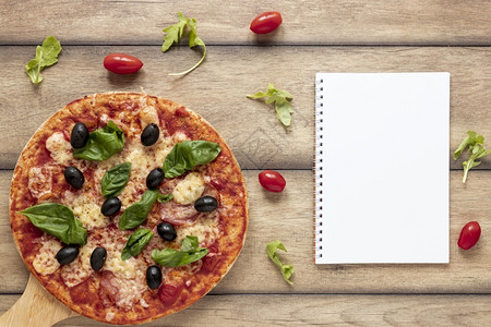蔬菜人们带有比萨饼笔记本的顶端视图安排水果图片