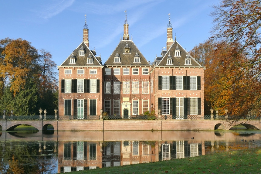 丰裕荷兰历史的位于Duivenvoorde庄园的城堡图片