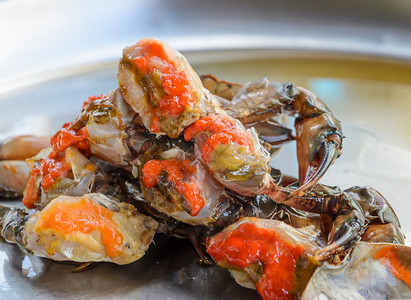 街道在不锈钢的鱼酱上被鲜生女螃蟹烧死为泰国街头食物提供托盘健康子图片