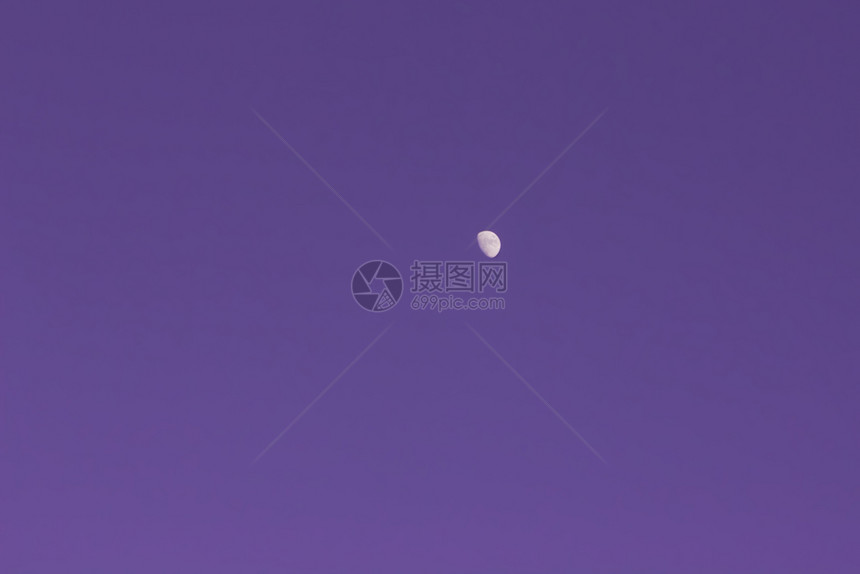 卫星为了抽象的紫外线背景紫色无云天空上的半月Toned复制空间月亮无紫天图片