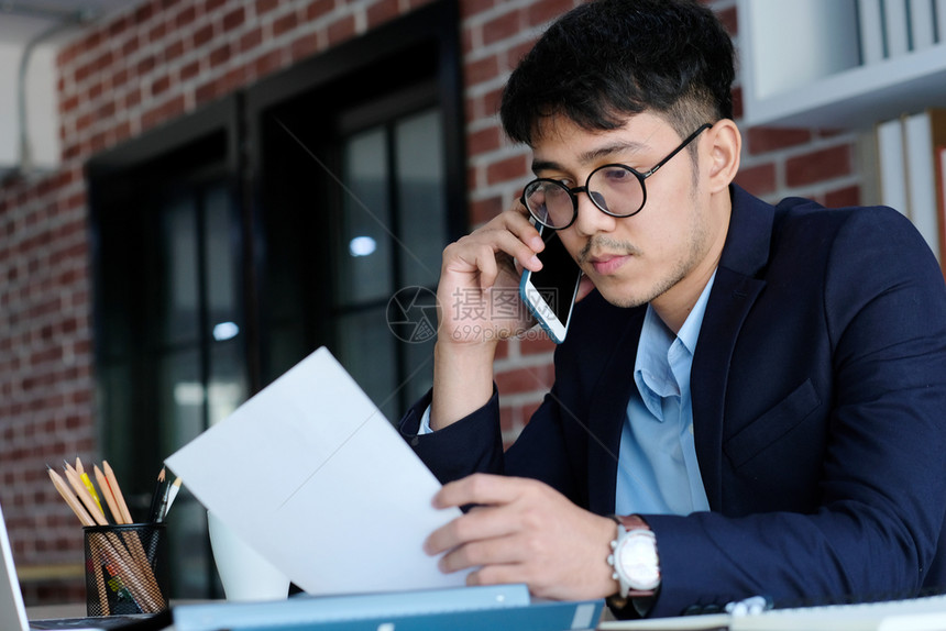 正在打电话的商务人士图片