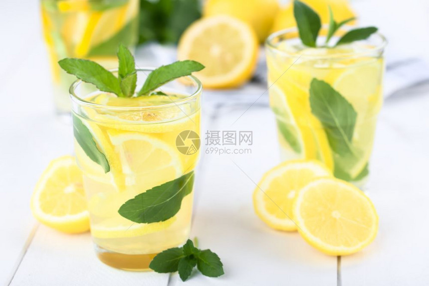 食物健康清爽新鲜自制的薄荷叶柠檬水选择聚焦专注于第一杯新鲜薄荷柠檬水的边缘图片