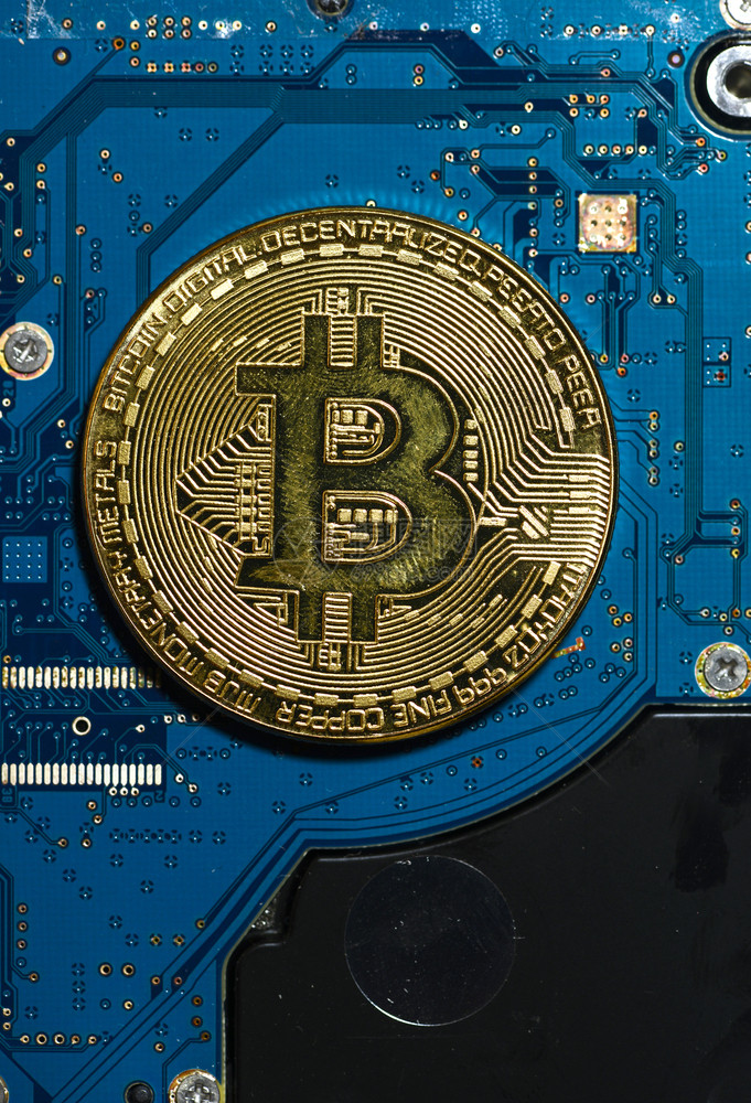 电脑木板Bitcoin硬币在蓝电路板加密码盘上的比特币密码学图片