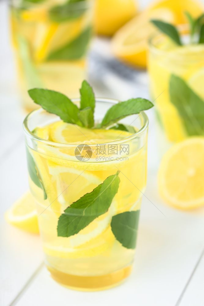 柠檬汽水食物新鲜自制的薄荷叶柠檬水选择聚焦专注于第一杯新鲜薄荷柠檬水的边缘门户14图片