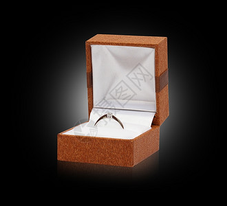 美丽盒子明亮的黑底钻石盒中的白金戒指图片