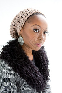 外套化妆品夹克一个美丽的非洲妇女脸穿着灰色的冬衣孤立图片
