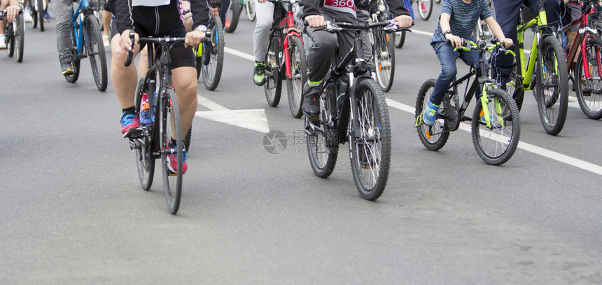 自行车街头赛时的骑自行车者群体种族旅游骑术图片