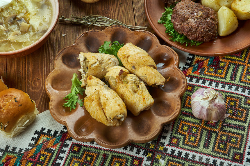 面包烘烤的一顿饭Kruchenyky带蔬菜填料的肉卷乌克兰烹饪传统各种菜盘TopView图片
