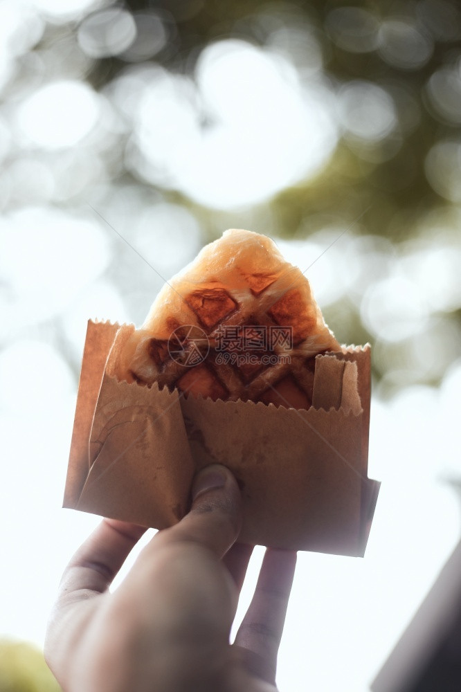 克罗夫手工制作的CroissantWaffleCroffle在木本背景上咖啡店糕点图片