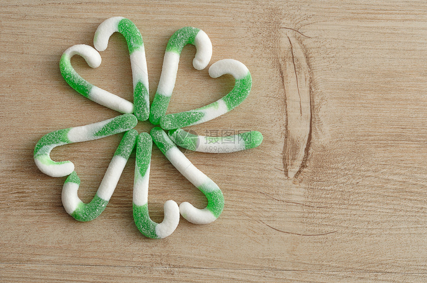 文化传统的出去由绿色和白糖果甘蔗制成的四叶花朵图片
