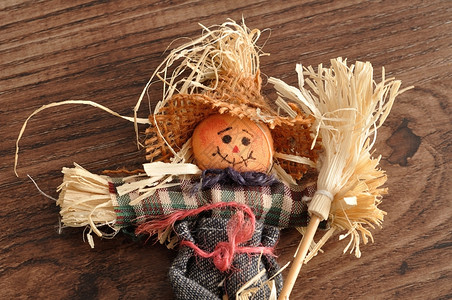 传统的一个笑着稻草人与木头背景隔绝干草装饰风格图片