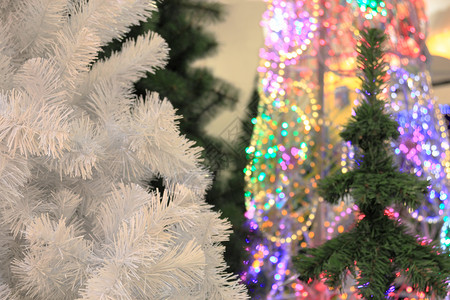 销售假期供出的不同类型人工圣诞树和各种人造圣诞树庆祝活动图片