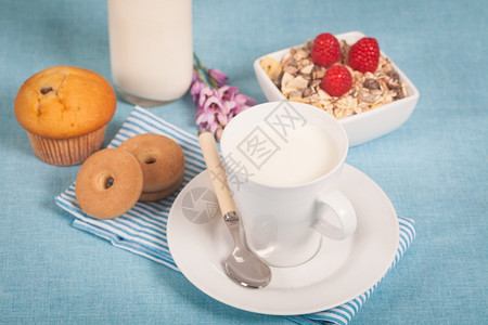 早晨玻璃健康营养配有新鲜牛奶和穆埃西利饮食图片