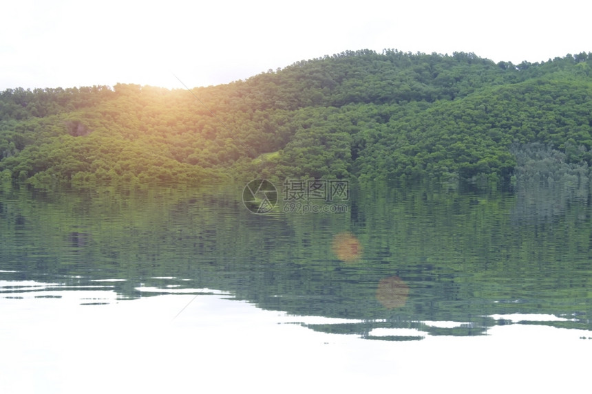 山丘地貌平静的风景欧洲图片