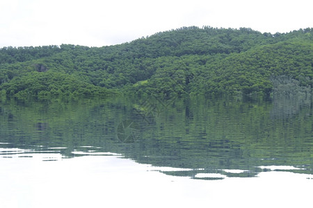 玉石爬坡道滚动山丘地貌图片