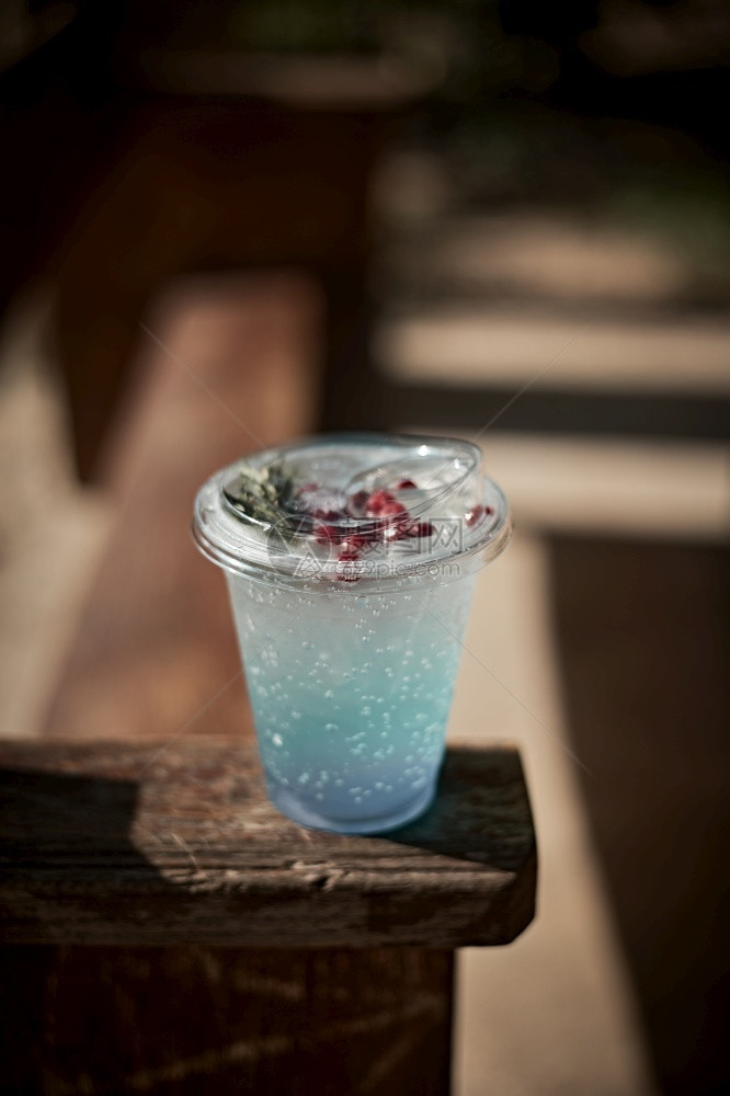 盘子上加冰的蓝色哈瓦伊苏打水咖啡店夏威夷喝图片