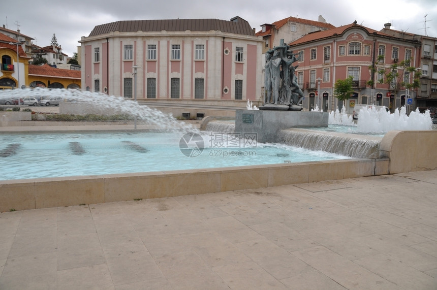 建筑学正方形水葡萄牙莱里亚市华丽的发光喷泉图片