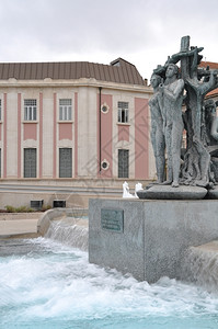 葡萄牙莱里亚市华丽的发光喷泉湿正方形青铜图片