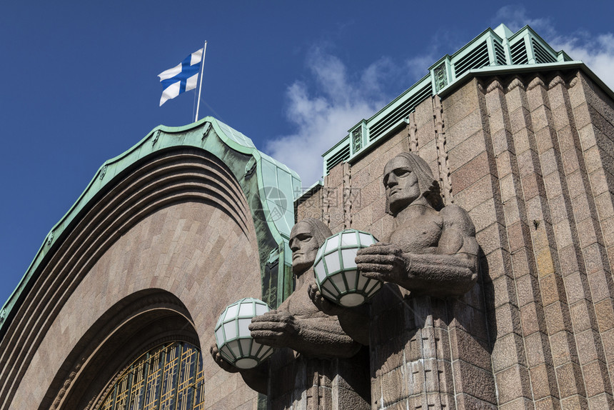 铁路芬兰中央火车站主要入口处的ArtDeco数字每天有超过20名乘客使用该车站得芬兰人访问最多的建筑成为了这个车站的用途数据目地图片
