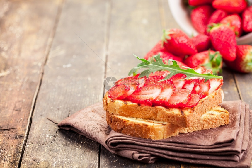 美味的素食主义者复制照片美味可口的草莓花蓝三明治图片