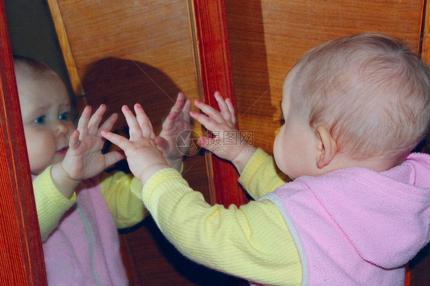 婴儿在镜子前看着自己有趣的婴儿在镜子前看着她的眼神童年正面女孩图片