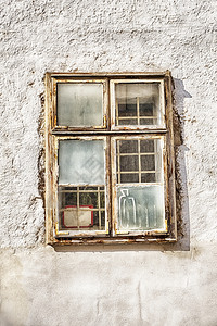 窗格外部的镇斯洛伐克布拉迪发老城的白墙正中间有一个旧窗户部分雾的窗帘图片