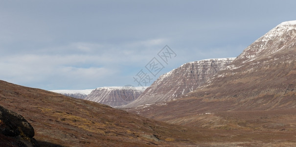 格陵兰Disko岛周围格陵兰北极圈景观的地貌夏季有山丘下雪的范围宽图片