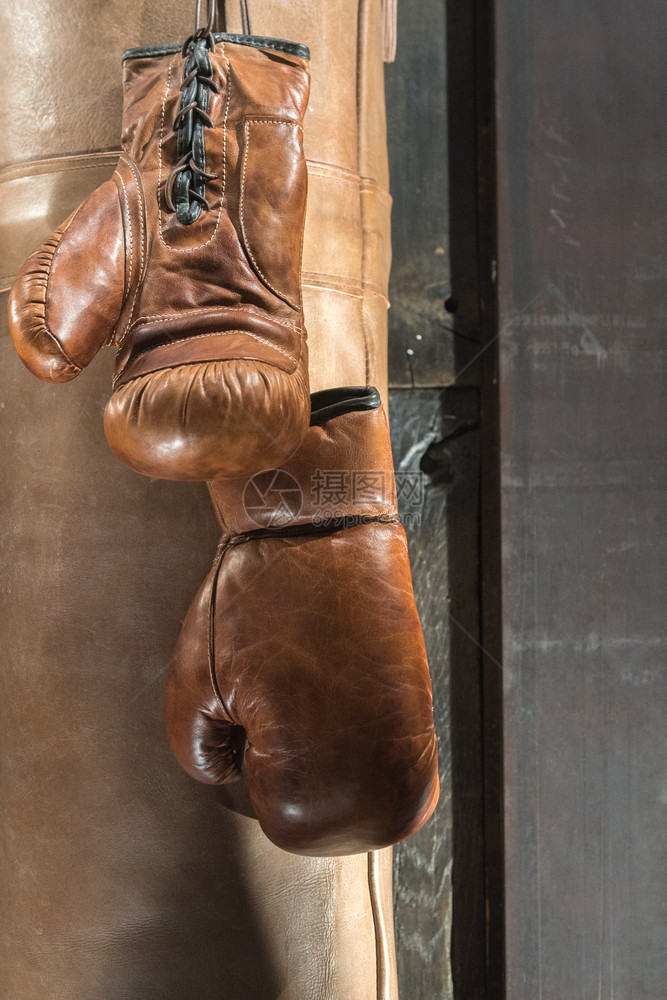 保护的古典布朗拳击手套有打孔和木本背景包成套工具图片