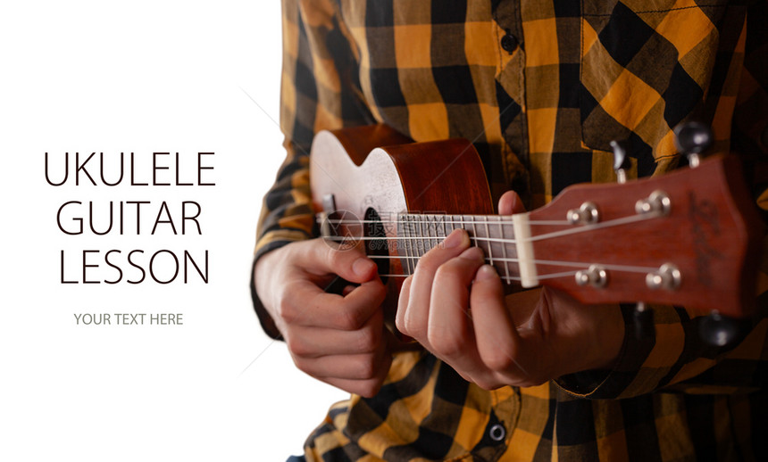 爱好尤克里快乐的一个男人在近视中玩ukulelele带有样本文的模板设计图片