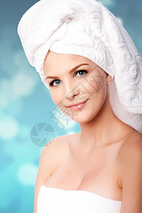 湿的皮肤护理美丽纯洁快乐女人在洗澡完后用毛巾包着头发卫生概念松弛图片