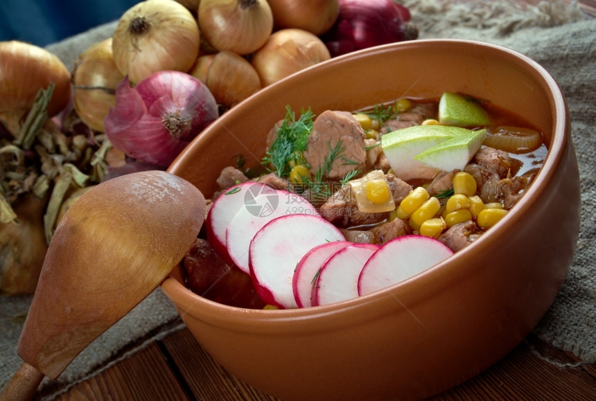 香菜Pozole传统汤由猪肉红辣椒萝卜香肠和西兰特罗制成的墨西哥浓汤传统的墨西哥肉汤图片